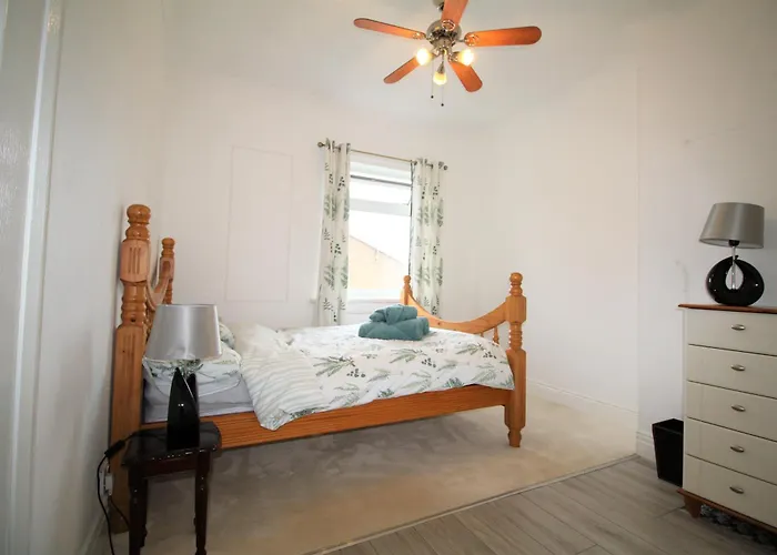 Whitley Bay - Sleeps 6 - Refurbished Throughout - Fast Wifi - Dogs Welcome