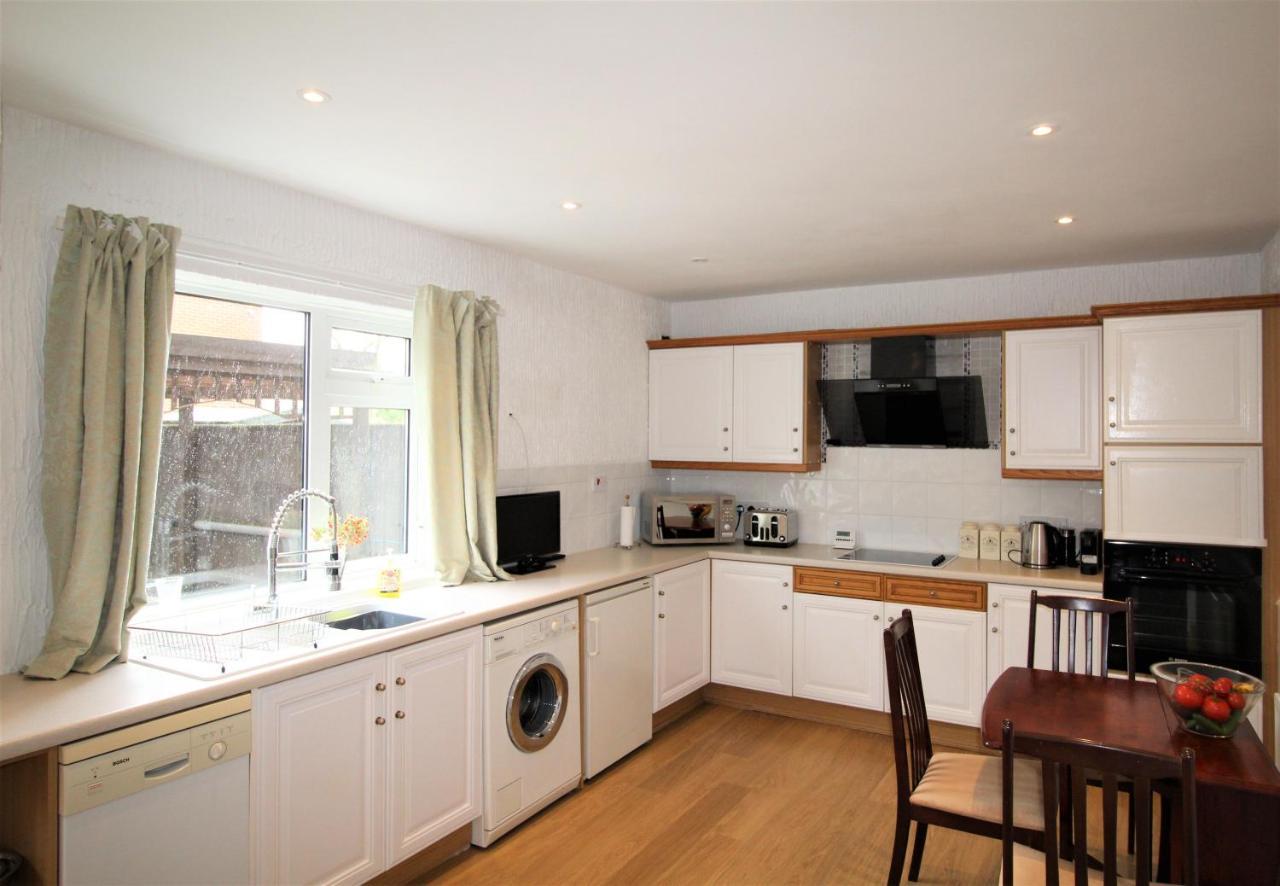- Sleeps 6 - Refurbished Throughout - Fast Wifi - Dogs Welcome * Whitley Bay
