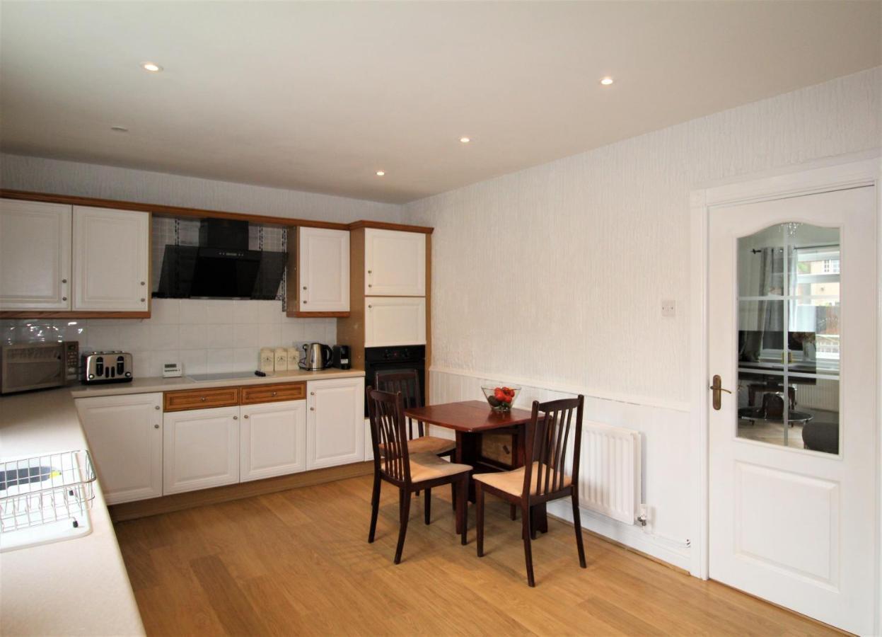 Holiday home - Sleeps 6 - Refurbished Throughout - Fast Wifi - Dogs Welcome *