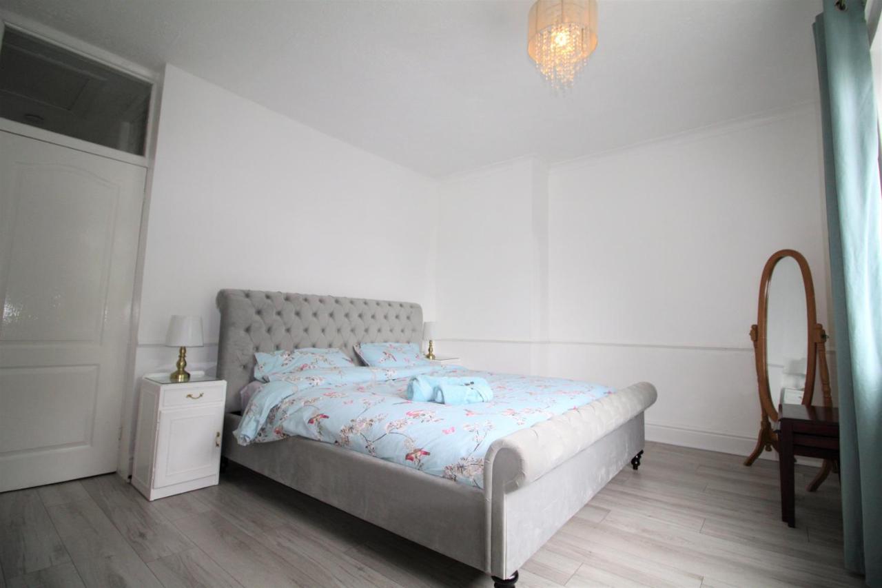 Holiday home - Sleeps 6 - Refurbished Throughout - Fast Wifi - Dogs Welcome